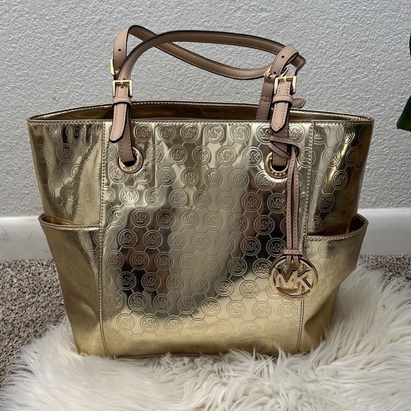 MICHAEL Michael Kors Metallic Gold Mirror Signature PVC and Leather East-West T - Picture 13 of 16